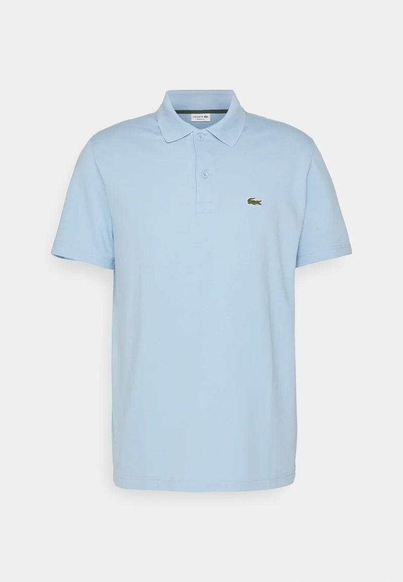 Couleur : Bleu
Matière : 100% coton
Détails : Logo crocodile brodé sur la poitrine
Style : Casual, intemporel